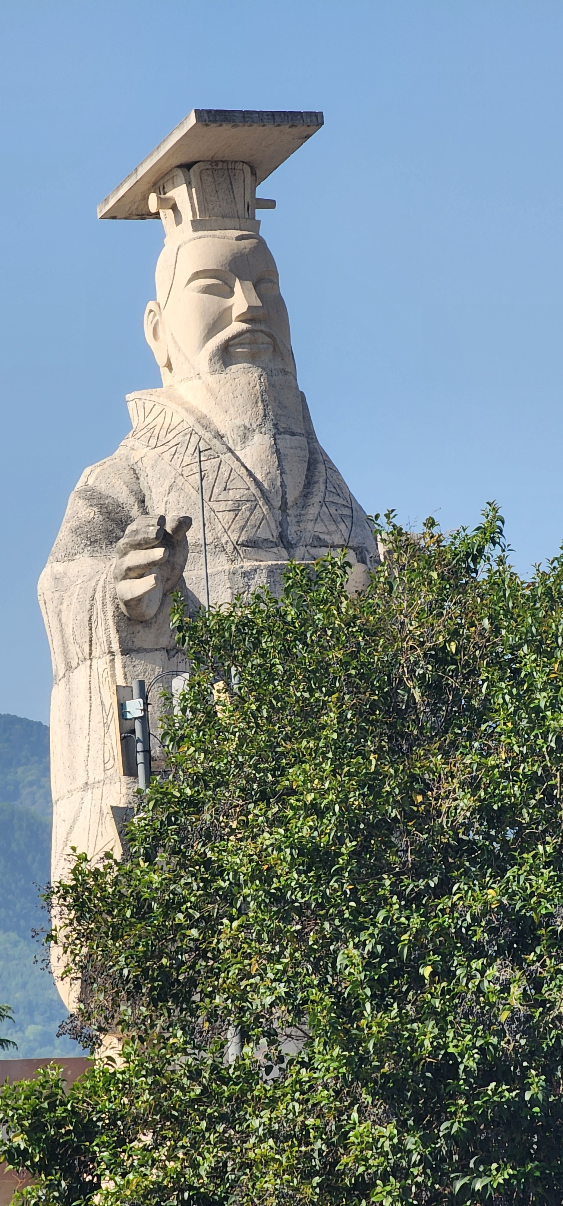 statue